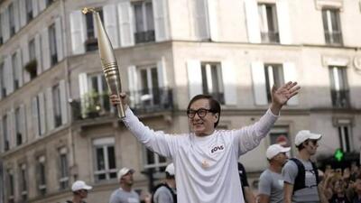 ببینید / حمل مشعل المپیک زمستانی ۲۰۲۶ توسط جکی چان