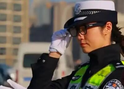 ببینید/ استفاده پلیس راهنمایی و رانندگی چین از عینک هوش مصنوعی