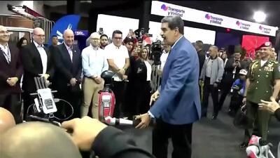 ببینید | رقص مادورو با یک ربات انسان نما