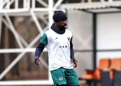 ابهام درباره مدافع پرحاشیه پرسپولیس؛ می‌ماند یا...؟!