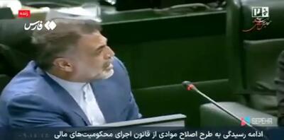  دیروز یک جلسۀ بی‌نتیجۀ بی‌خودی گذاشتیم تصمیمی هم گرفته نشد، ۲۰۰۰ تومان روی دلار رفت
