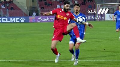 توپ در محوطه جریمه به دست بازیکن المحرق برخورد کرد اما داور اعتقادی به پنالتی نداشت