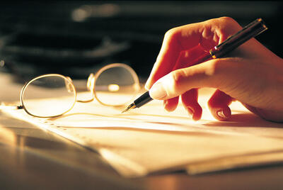 اتهام رفتار نامناسب با زنان به نویسنده سرشناس