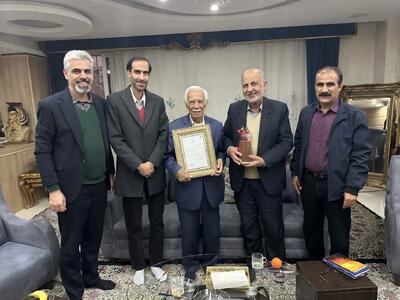  تجلیل بنیاد نخبگان فارس از شاعر و پژوهشگر برجسته بوشهری