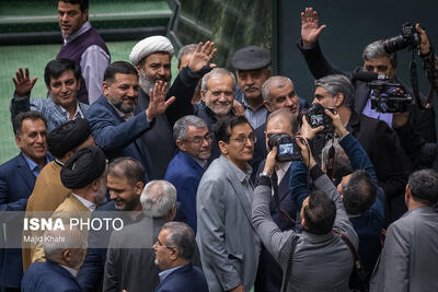 خوش و بش نمایندگان با پزشکیان/ خنده های ثابتی در کنار نبویان+تصاویر