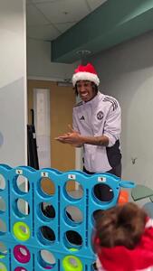 ویدئو: دیدار با هواداران در بیمارستان‌ها پیش از کریسمس - پارس فوتبال