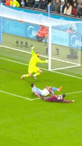 ویدئو: فداکاری دیدنی دوناروما روی خط دروازه - پارس فوتبال