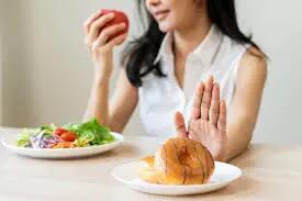 دیابتی‌ها و رژیمی‌ها با چای چه بخورند؟ خرما ممنوع، این‌ها مجاز