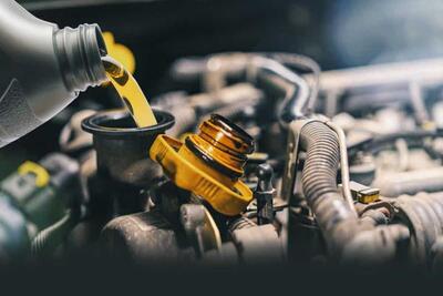  تعویض روغن خودرو در نمایندگی یا تعمیرگاه آزاد؟ بررسی مزایا، معایب و هزینه‌ها - پدال