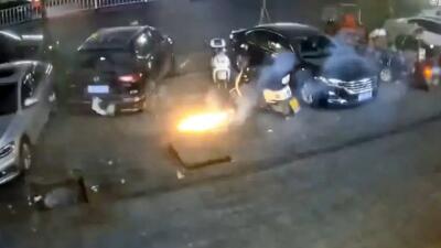  فیلم لحظه خطرناک آتش گرفتن ترقه کنار موتور