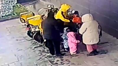  فیلم لحظه تحویل دو کودک توسط پیک های موتوری به مادرانشان