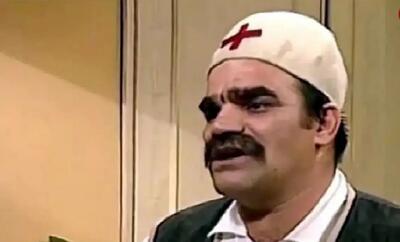 سفر در زمان؛ ژست «دکتر جکول» سریال شب های برره با یک مار پیتون؛ سال 1402