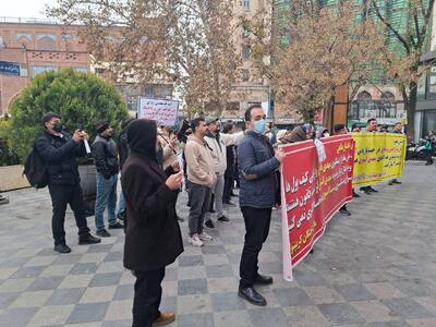 تجمع اعتراضی مالباختگان صرافی کریپتولند مقابل دادسرای جرائم اقتصادی