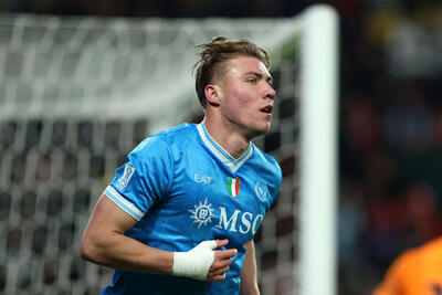 حمله به راسموس هویلون: سطح سری آ را با لیگ برتر یکی نکن!