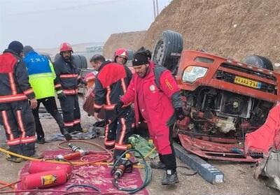 واژگونی تریلی در محور دامغان ـ سمنان با یک جان‌باخته - تسنیم