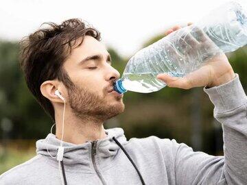  آیا نوشیدن بیش از حد آب عوارض دارد؟
