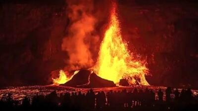 فوران فواره‌های گدازه درون آتشفشان کیلاویا در هاوایی/ ببینید