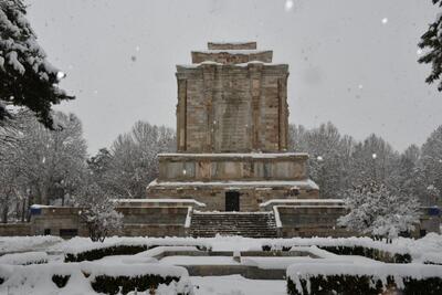 آرامگاه فردوسی در روزهای برفی مشهد