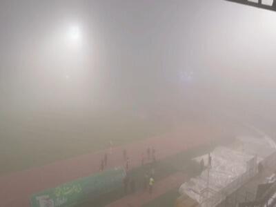 وضعیت عجیب و مه آلود ورزشگاه امام خمینی اراک