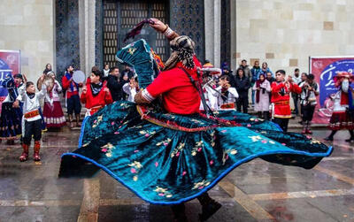 شادی جمعی یلدا در زمستان سرد و سخت