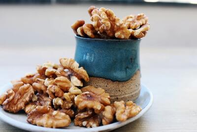 طرز تهیه آسان و سریع گردو شور؛ یک میان وعده مغذی و خوشمزه