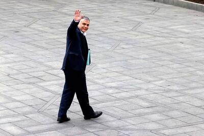 وزیر نفت: به علت افت قابل توجه شاخص‌های بین‌المللی قیمت نفت، حجم تولید را بالا می‌بریم تا میزان فروش افزایش پیدا کند و درآمد کشور ثابت بماند