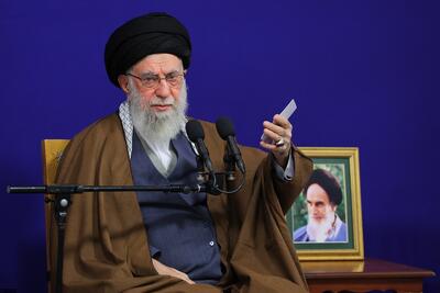 رهبر انقلاب: آیت‌الله میلانی واقعاً احیاگر حوزه علمیه مشهد بود / نامه ایشان در حمایت از امام خمینی بعد از تبعید امام به ترکیه، یک سند تاریخی است / آیت‌الله میلانی به خود من گفتند اگر کسی ایشان را به جبهه‌ی ملّی منسوب کند، از او نخواهد گذشت/ او با فعالان سیاسی مرتبط بود اما مرزبندی هم داشت