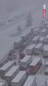 گیر کردن کامیون‌ها در برف سنگین کالیفرنیا