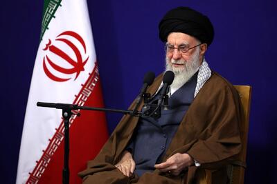 لحظاتی از مراسم اقامه نماز رهبر انقلاب بر پیکر شهید سیدرضی موسوی