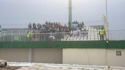 حضور هواداران ملوان برای تشویق تیم خود در ورزشگاه امام خمینی (ره) اراک