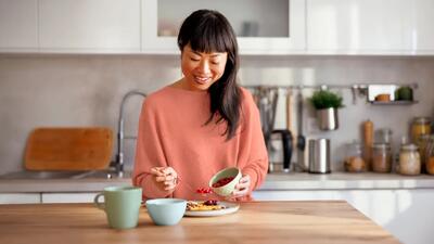  ایستاده غذا خوردن؛ عادت مدرن یا تهدیدی برای سلامت گوارش؟