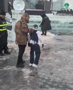  سر خوردن ربات های چینی روی برف + فیلم