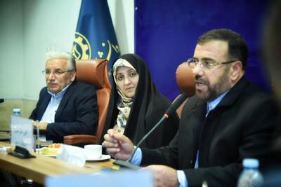  استاندار فارس بر مساله‌محور شدن پایان‌نامه‌های دانشگاهی تاکید کرد