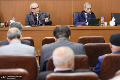 عباس عبدی:  اگر سیستم سیاسی تغییرات را بپذیرد، همه ما باید به آن کمک کنیم/ هادی خانیکی: طبقه متوسط ایران، آینده را مبهم و سیاست را کم‌اثر می‌داند