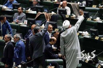 حمله تند روزنامه اصولگرا به مجلس: در جلسه سه شنبه با هر فریاد نمایندگان، دلار بالاتر رفت/ آن جلسه فقط هوچی گری بود - مجله اینترنتی کولاک