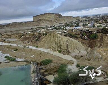این سد پس از بارش‌ها ترک برداشت؛ حجم نشتی آب از بدنه سد را ببینید | جمعیت زیادی در خطر سیل قرار دارند! | مسئولان فورا وارد عمل شوند - مجله اینترنتی کولاک
