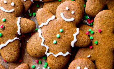 طرز تهیه کوکی زنجبیلی کریسمسی در طرح‌ها و تزیینات مختلف