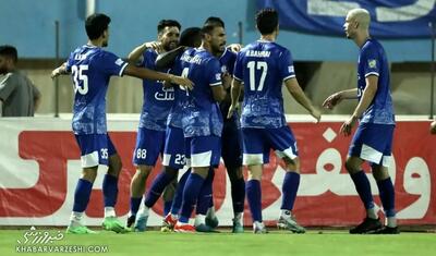 پوستر استقلال خوزستان برای بازی با ذوب‌آهن با تم کریسمس