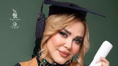 فیلم / نگاهی به جشن فارغ التحصیلی دکترای  بهاره رهنما بعد از مراسم حافظ با همان لباس زمردی اش / تقدیم به پدرم