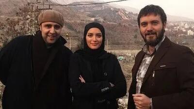  سفر با ماشین زمان؛ سلفی شیطنت آمیز کامبیز دیرباز، متین ستوده و بهنوش طباطبایی در پشت صحنه سریال میکائیل سال 1394