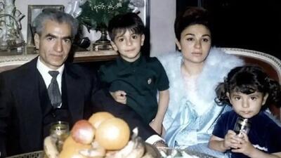  عکس سفر در زمان / فرح پهلوی با شاهزاده های برهنه در استخر کاخ نیاوران /  1345