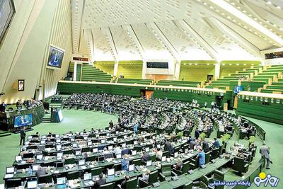مشکل اقتصادی کشور را نه مجلس گردن می‌گیرد نه دولت به گمان مان تقصیر مردم است!