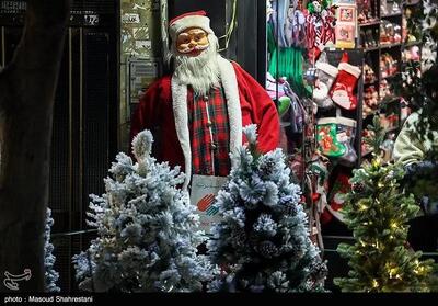 رسوم عجیب کریسمس در جهان؛ از شام کرم سرخ شده تا تزئین درخت با تار عنکبوت + عکس
