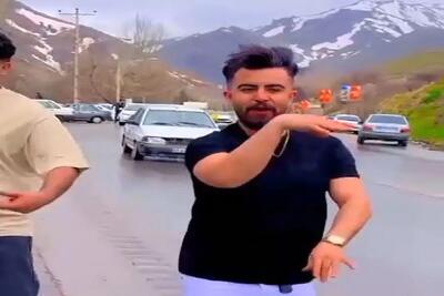  آواز محلی؛ پایکوبی ادایی پسر جوگیر و دوستای جوگیرتر از خودش تو جاده بارونی و شلوغ