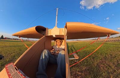  پرواز یک هواپیمای مقوایی دست‌ساز در مقیاس انسانی