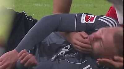 ستاره ۱۸ ساله جان بازیکن حریف را نجات داد