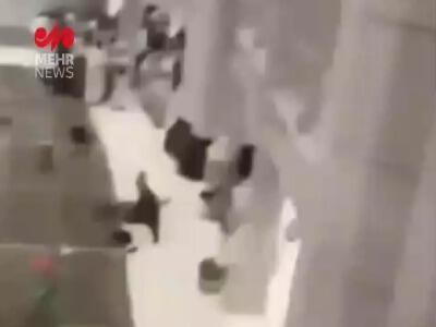 لحظه پریدن فردی از طبقه بالای مسجدالحرام!