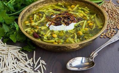  پخت آش رشته سنتی افغانستان توسط زوج روستایی (فیلم)