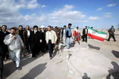 حضور رهبر انقلاب در مناطق زلزله‌زده بم در سال ۸۲ (تصویری)