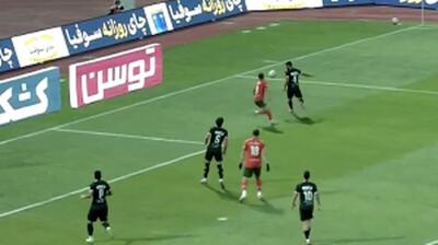 صحنه مشکوک به پنالتی در محوطه جریمه پرسپولیس